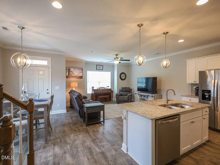 0e8e1c264e71f31e88c7bc8b384f4706-uncropped_scaled_within_1536_1152